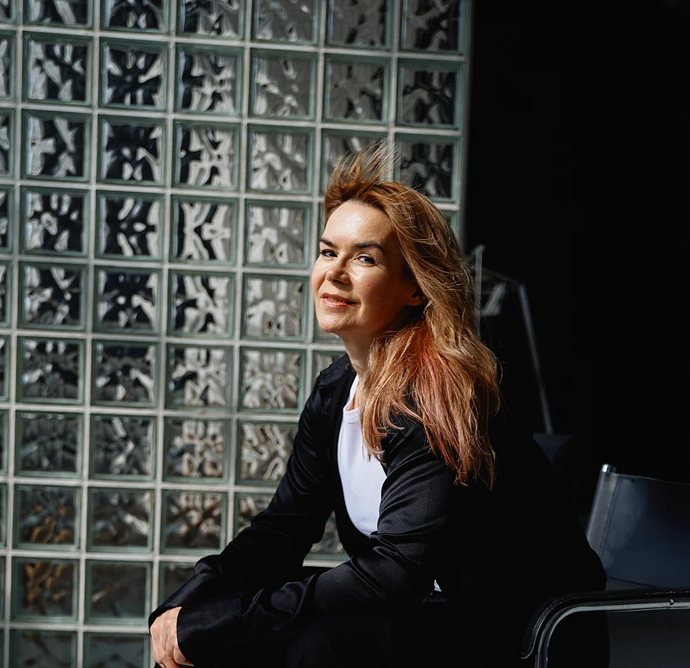 Sylwia Rytarowska, mentorka biznesu i założycielka Digital Mistress, wygląda na pewną siebie i zrelaksowaną. Uśmiecha się do aparatu, pokazując spokój, który osiągnęła po latach walki z marketingowym chaosem.